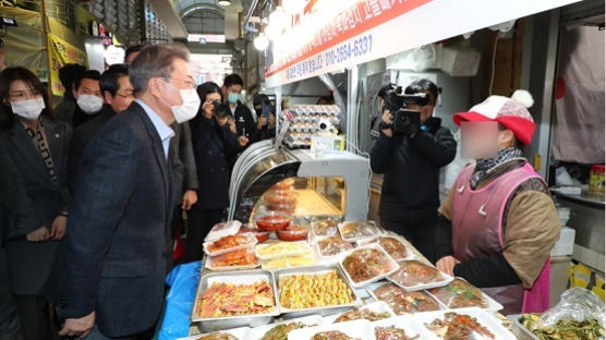 "경기 거지같다" 말했다가 테러 당한 상인···文 "악의 없었다"