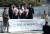 서강대학교 졸업생들이 18일 후배들이 마련해 준 현수막 앞에서 기념사진을 찍고 있다. 김성룡 기자