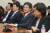 2019년 4월 26일 바른미래당 의원총회 당시 유승민(오른쪽 두번째) 의원과 이혜훈(오른쪽) 의원의 모습.[중앙포토]