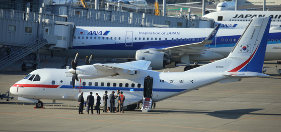 18일 오후 일본 도쿄도 소재 하네다 공항에 한국 정부 전용기(VCN-235)가 도착해 있다. 한국 정부는 일본 요코하마 항에 정박 중인 크루즈선 ‘다이아몬드 프린세스’에 격리된 국민을 전용기로 이송할 계획이다. 전용기는 19일 오전 한국에 도착할 것으로 예상된다. [연합뉴스]