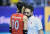 라바리니(오른쪽) 한국 여자배구 대표팀 감독이 지난달 9일 태국에서 열린 도쿄올림픽 예선 경기 도중 김연경을 안아주고 있다. 말은 통하지 않아도 서로의 생각을 이해한다. [사진 FIVB]