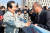 정세균 국무총리(왼쪽)가 지난 15일 충북 진천 국가공무원인재개발원을 찾아 마스크를 벗은 채 지역 주민과 인사를 나누고 있다. [프리랜서 김성태]