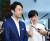 지난해 8월 연상의 연인인 다키가와 크리스텔과 함께 도쿄 총리관저에서 결혼 계획을 발표하고 있는 고이즈미 신지로 환경상. [로이터=연합뉴스]