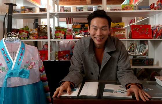 서울 서교동 평양술집에 마련된 북한 소품들과도 자연스럽게 어우러진다. 최정동 기자 