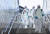 18일 오후 서울 종로구 지하철 1호선 동묘앞역에서 종로구보건소 보건위생과 감염관리팀 관계자들이 방역을 하고 있다. [뉴스1]