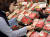 이마트에서 한 소비자가 국산 딸기 제품을 고르고 있다. [사진 이마트]