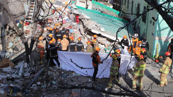 "찌직 소리 나더니…" 부산 46년된 주택 붕괴, 인부 2명 사망