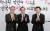 황교안 자유한국당 대표(오른쪽)와 김형오 공천관리위원장(왼쪽)이 2월 11일 태영호 전 주영 북한대사관 공사의 입당을 환영하고 있다.