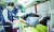 신종 코로나바이러스 감염증(코로나19)에 따른 혈액 수급난 해소를 위해 서울시 공무원들이 17일 서울광장을 찾은 대한적십자사 헌혈 버스에서 헌혈하고 있다. [뉴스1]