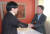 안철수 전 의원(오른쪽)이 1월 21일 서울 시내 한 식당에서 김경률 전 참여연대 공동집행위원장과 만나 손을 잡고 있다. / 사진:연합뉴스