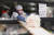 신종 코로나 사태로 인해 사람 간 접촉을 피하는 게 일상이 되면서 베이징의 만두 가게도 손님과 멀찌감치 떨어져 만두를 파는 방안을 연구해 영업을 하고 있다. [중국 인민망 캡처] 