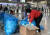 지난달 인천국제공항 출국장에서 중국여행자들이 한국에서 구입한 마스크를 비닐봉투에 옮겨 담고 있다.[뉴스1]