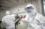 중국 후베이성 우한의 진인탄 병원에서 지난 13일 방호복을 입은 의료진이 신종 코로나바이러스 감염증(코로나19) 환자의 진료기록을 학인하고 있다. [로이터=연합뉴스]