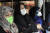 이란에서 신종 코로나가 확산하자 23일(현지시간) 이란인들이 버스 안에서도 마스크를 쓰고 있다. [AP=연합뉴스] 