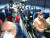 일본 요코하마항에 정박 중이던 크루즈선 다이아몬드 프린세스호에 탑승했던 미국인들이 지난 17일 미국 정부가 마련한 전세기에 오르기 위해 도쿄 하네다공항으로 가는 버스에 탔다. [로이터=연합뉴스]
