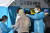 24일 경북도지정 의료원인 포항의료원에서 의료진이 선별진료소를 찾은 의심증상 환자들의 체온을 체크하고 있다. [뉴스1]