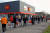 23일(현지시간) 코로나19로 인해 봉쇄된 이탈리아 북부 도시인 카살푸스터렌고의 슈퍼마켓 앞에 주민들이 생필품을 사기 위해 줄지어 서 있다. [EPA=연합뉴스] 