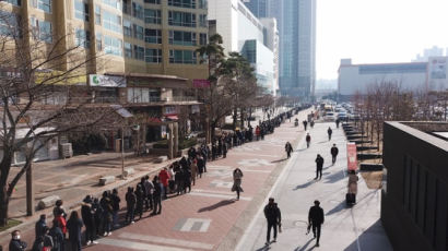 대구·경북지역 이마트 앞에 ‘마스크 구매자’ 대기줄 수백미터