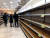 23일(현지시간) 코로나19로 인한 주민들의 생필품 사재기로 이탈리아 밀라노의 한 슈퍼마켓 진열대가 텅비어 있다. [EPA=연합뉴스] 