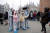 이탈리아 베니스 축제에 참가한 사람들이 23일(현지시간) 보호복과 마스크를 착용하고 기념사진을 찍고 있다. [EPA=연합뉴스] 