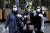 이란에서 신종 코로나가 확산하자 23일(현지시간) 이란인들이 마스크와 장갑을 착용한 채 걷고 있다. [AP=연합뉴스]
