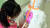 중국의 한 어린이가 의료진의 방호복 뒤에 그림을 그리며 신종 코로나와의 사투 속에서도 천진난만한 동심을 표현하고 있다. [중국 신화망 캡처]
