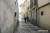 신종 코로나 바이러스 감염증 사망자가 발생해 봉쇄된 이탈리아 코도뇨에서 22일(현지시간) 두 여성이 마스크를 쓴 채 텅빈 골목길을 걸어가고 있다. [AP=뉴시스]