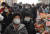 지난 22일 오후 신종 코로나바이러스 감염증(코로나19) 확진자가 다녀간 충북 청주육거리종합시장에서 시민들이 마스크를 쓰고 물건을 사고 있다. [뉴스1]