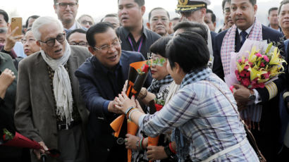 캄보디아 국민 불만 들끓는다···‘中충성’ 망신당한 훈센 총리
