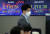 코스피가 24.57포인트 오른 2103.61로 장을 마감한 25일 서울 하나은행 딜링룸에서 딜러들이 업무에 한창이다. 연합뉴스