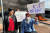  23일(현지시간) 이스라엘 하르 길로 주민들이 '코로나 반대' 팻말을 든 채 한국인을 지역에 격리 수용한다는 정부의 방침에 반대하는 시위를 벌이고 있다. [로이터=연합뉴스] 