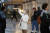 한 여성이 지난 23일 마스크를 낀 채 이탈리아 롬바르디주 밀라노에서 사진을 찍고 있다. [AP=연합뉴스]