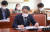 박능후 보건복지부 장관이 26일 국회에서 열린 법제사법위원회 전체회의에서 의원들 질의에 답하고 있다. 연합뉴스