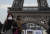 지난 15일 프랑스 파리 에펠탑 앞에서 마스크를 쓴 시민이 걸어가고 있다. EPA=연합뉴스