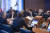 주세페 콘테 이탈리아 총리(왼쪽에서 두번째)와 장관들이 지난 21일 긴급회의를 열어 신종 코로나 확산에 대한 대책을 논의하고 있다. [EPA=연합뉴스]