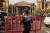 스페인 경찰이 25일(현지시간) 코로나19 확진 환자가 나온 카나리제도의 한 호텔 도로에 바리케이드를 설치하고 있다. [AP=연합뉴스] 