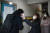 지난 9일 오전 토익시험이 열린 서울시내 한 시험장에서 코로나19 확산 방지 등을 위해 관계자들이 수험생들의 체온을 측정하고 있다. [연합뉴스]