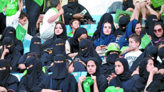 여학교 체육수업도 없었던 사우디··· 첫 여자축구리그 개막