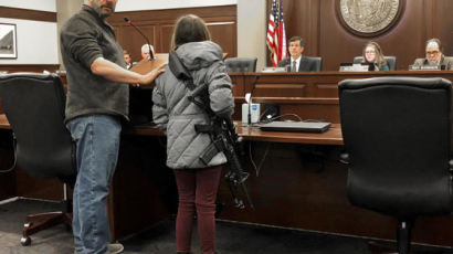 美 11살 소녀, 공격용 소총 장전한채 총기법 공청회 참석한 이유