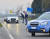 이탈리아 경찰들이 23일 밀라노 남동쪽 카살푸스텔란게오 마을 입구에서 진입 차량들을 일일이 확인하고 있다. [EPA=연합뉴스]