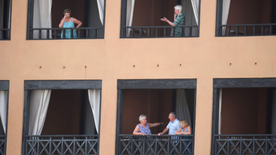 [서소문사진관]투숙객 1000여 명 격리, 스페인 카나리 호텔 봉쇄...유럽 확산 코로나19