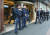 오스트리아 경찰이 15일(현지시간) 코로나19 확진자가 발생한 인스브루크 시내 한 호텔을 봉쇄하고, 경비를 서고 있다.[AFP=연합뉴스]