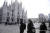 지난 23일(현지시간) 이탈리아 북부 밀라노에서 신종 코로나바이러스 감염증(코로나19) 우려로 마스크를 착용한 사람들이 고딕 대성당인 '두오모' 앞을 지나가고 있다. AP=연합뉴스
