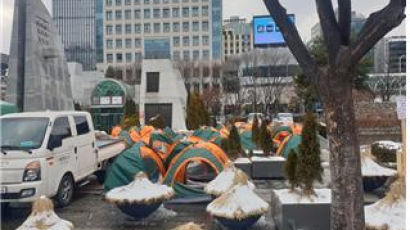 서울시, 청와대 앞에 이어 세종대로 불법 집회 천막 철거