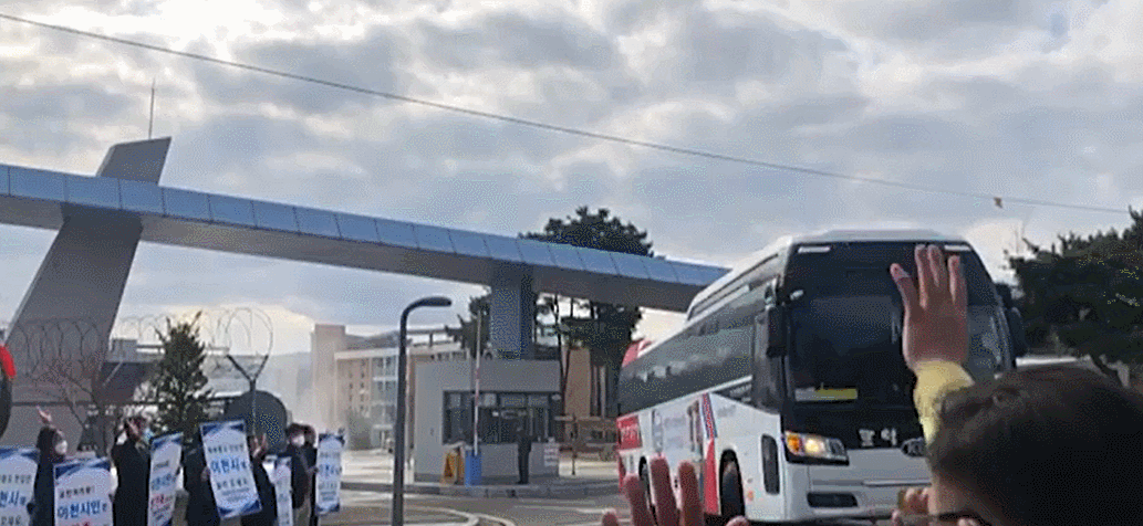 3차 우한 교민들을 태운 버스가 경기도 이천 국방어학원 입구를 빠져나오고 있다. 채혜선 기자
