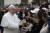 26(현지시간) 바티칸 성베드로 광장에서 프란치스코 교황이 신자들과 만나고 있다. AP=연합뉴스