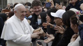 교황, 코로나 사태 속 미사 진행…수천명 신자와 악수·입맞춤