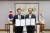 박일준 한국동서발전 사장(왼쪽)과 최문순 강원도지사가 협약 체결 후 기념 촬영을 하고 있다.