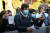 26일(현지시간) 로마 산타사비나 성당에서 열린 재의 수요일 미사에 참석한 교황을 보기 위해 모인 시민들이 마스크를 쓰고 있다. [AP=연합뉴스]