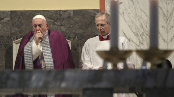 수천 명 신도와 악수한 교황…"가벼운 질병" 이틀째 일정 취소 